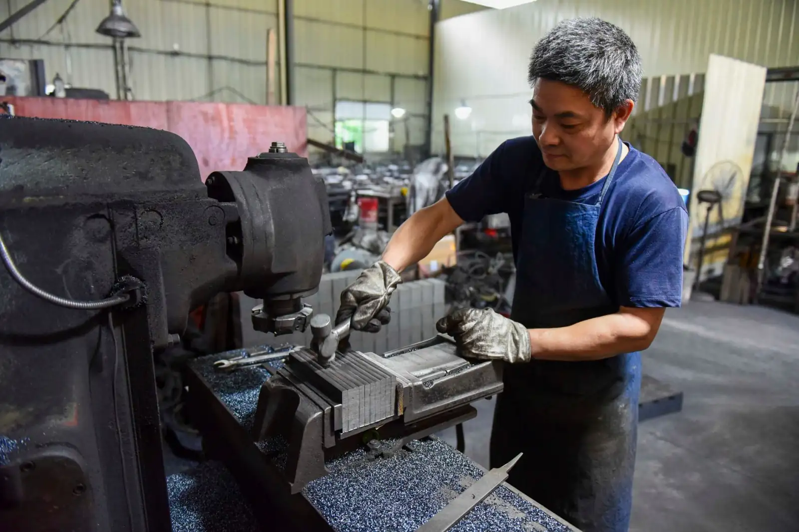 新疆矿山施工中安全帽与防护手套的选型技术要点